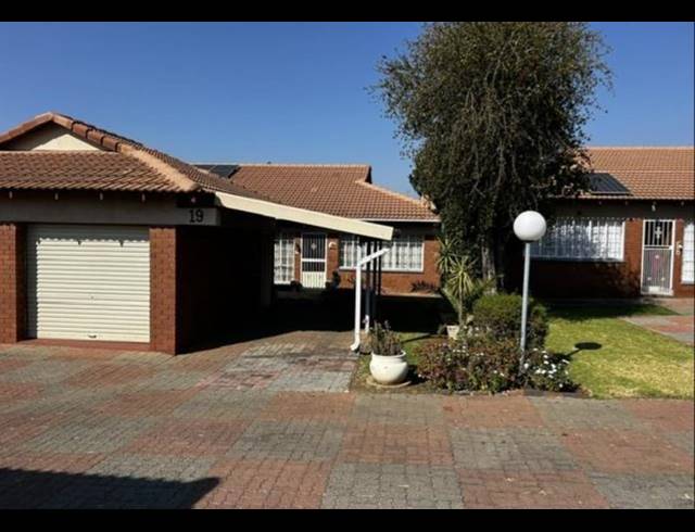 2 BEDROOM TOWNHOUSE FOR SALE IN NEW REDRUTH